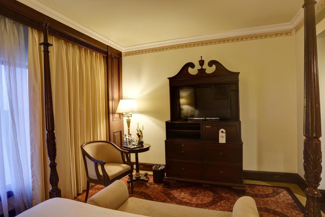 Pearl Continental Hotel, Lahore Exterior photo A television set in a hotel room