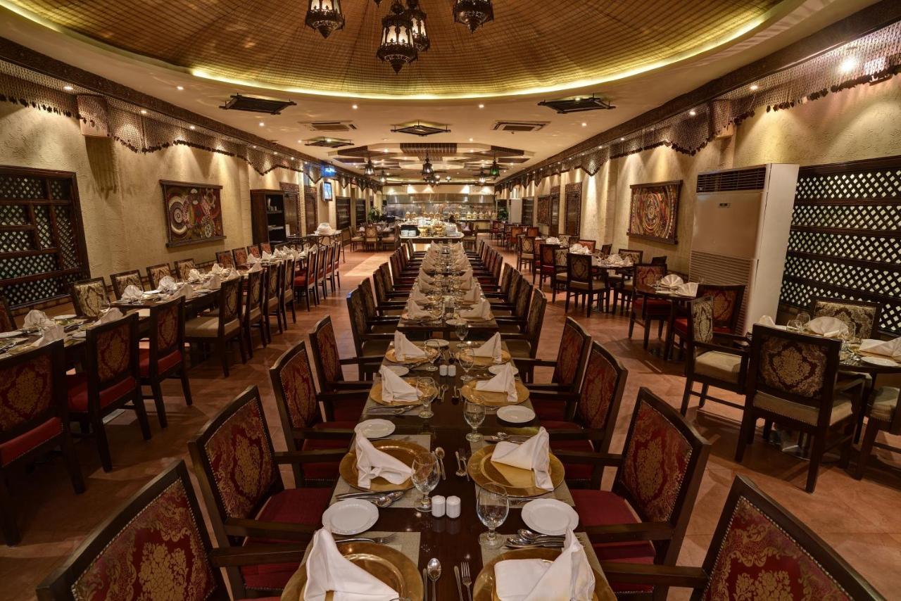 Pearl Continental Hotel, Lahore Exterior photo The interior of a typical restaurant in Karachi, Pakistan