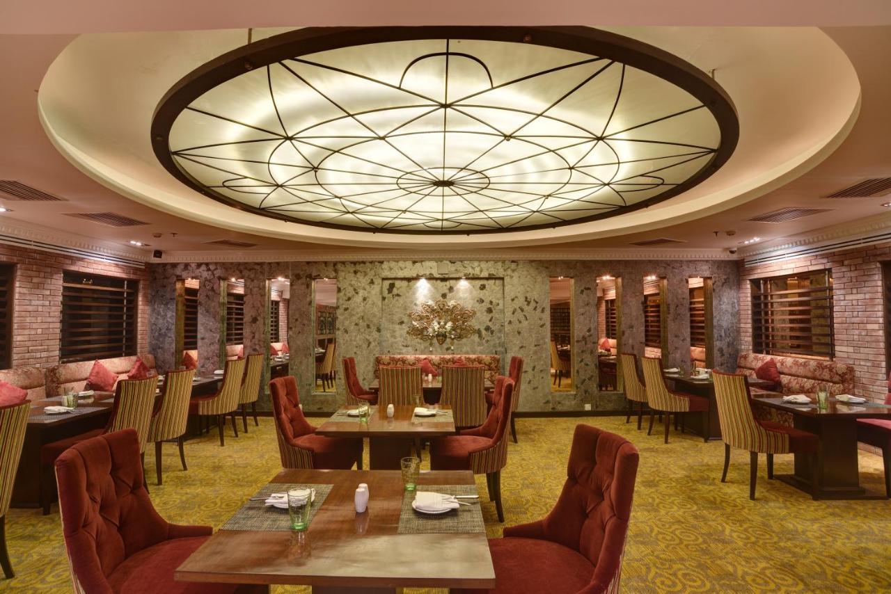 Pearl Continental Hotel, Lahore Exterior photo The interior of the restaurant