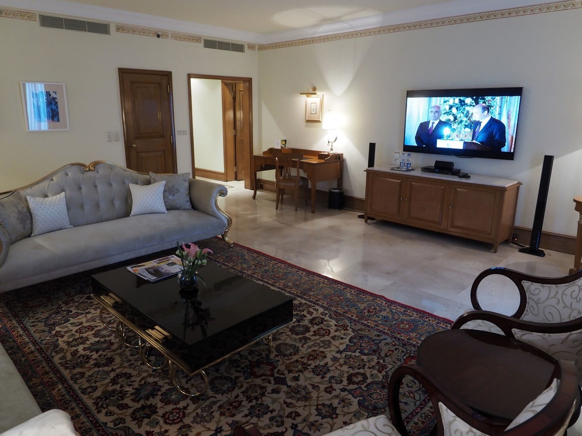 Pearl Continental Hotel, Lahore Exterior photo Living room of a suite